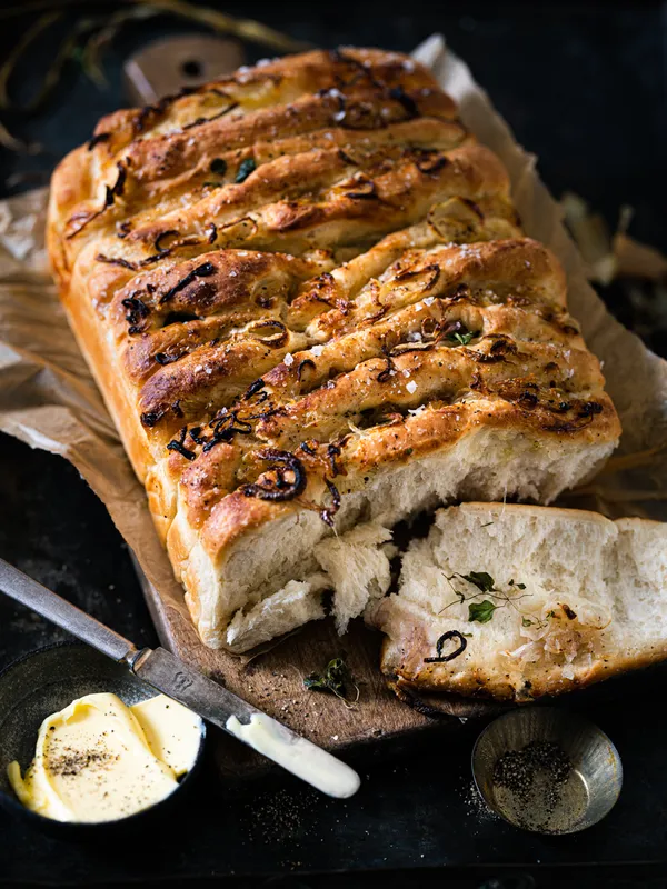 Karamellisert løkfocaccia